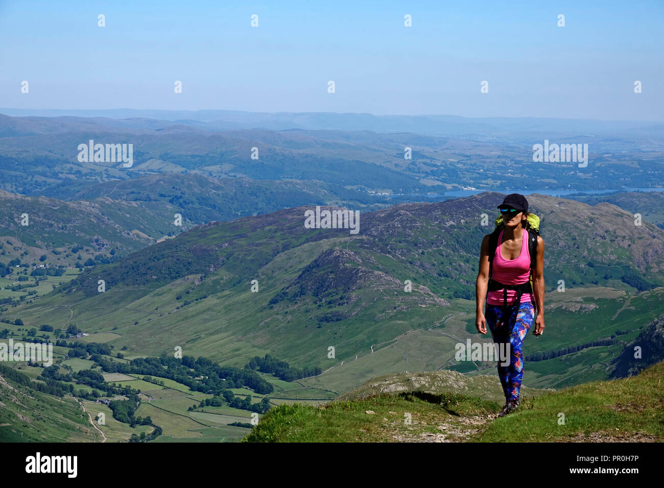 Wanderer auf einem Trail oben Langdale, Lake District National Park, UNESCO-Weltkulturerbe, Cumbria, England, Vereinigtes Königreich, Europa Stockfoto