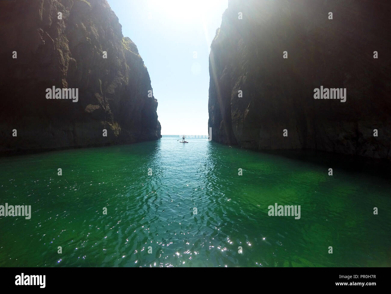 Paddel boarder Erkundung Klippen und Felsen Architektur auf der Küste von Pembrokeshire, Wales, Vereinigtes Königreich, Europa Stockfoto