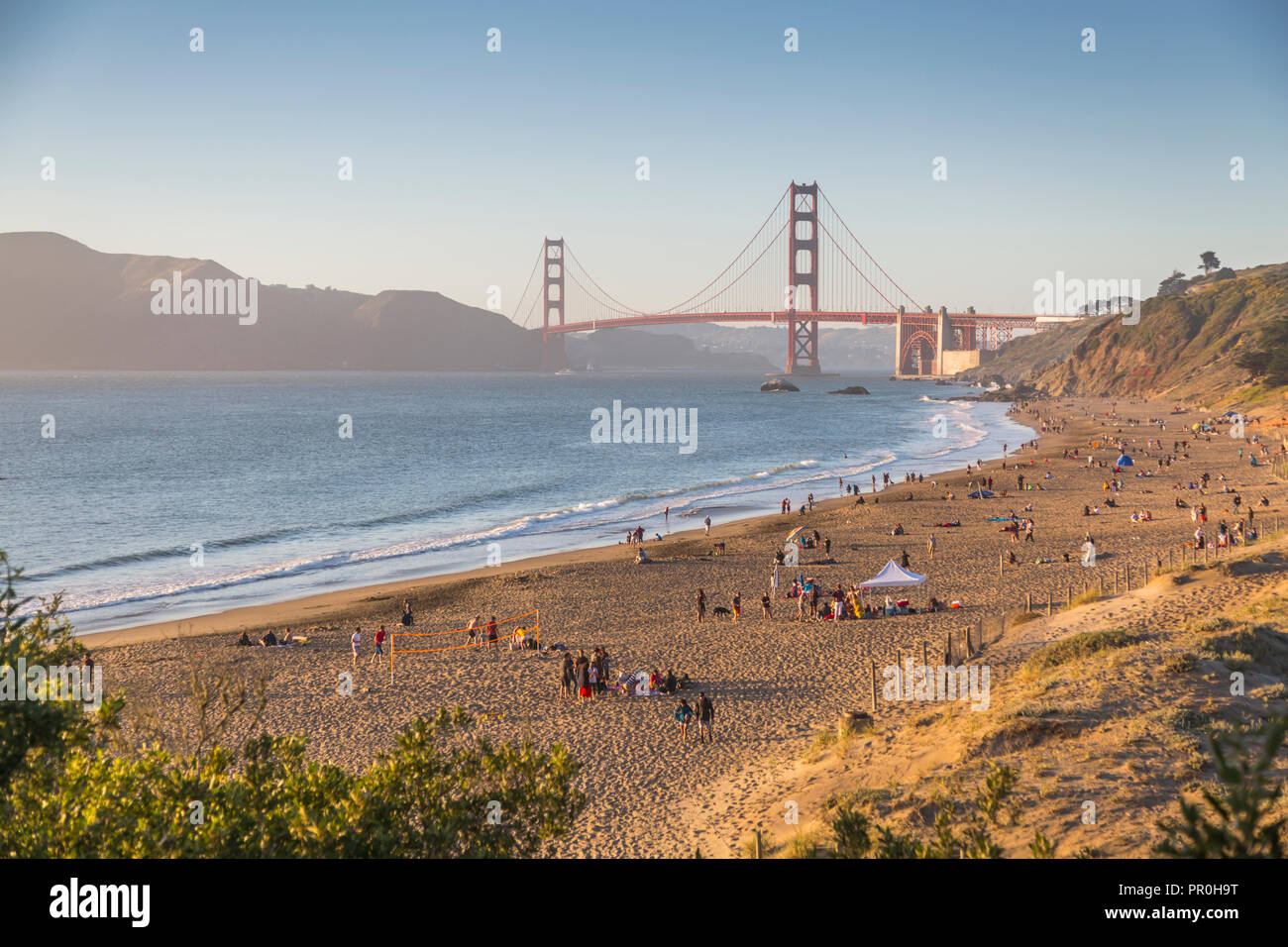 Blick auf die Golden Gate Bridge von Baker Strand bei Sonnenuntergang, South Bay, San Francisco, Kalifornien, Vereinigte Staaten von Amerika, Nordamerika Stockfoto