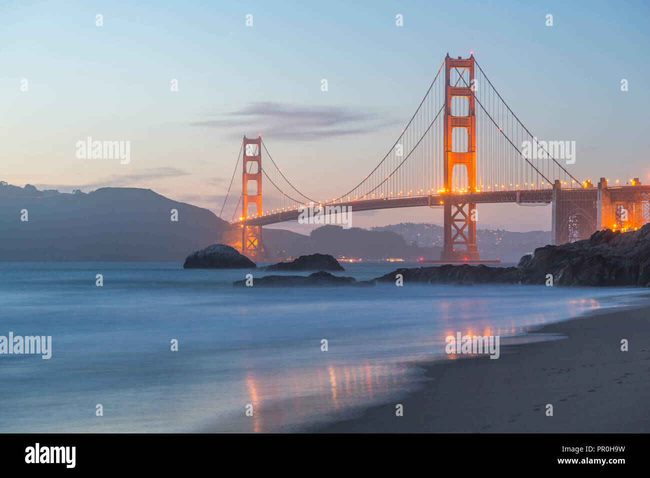 Blick auf die Golden Gate Bridge von Baker Beach bei Dämmerung, South Bay, San Francisco, Kalifornien, Vereinigte Staaten von Amerika, Nordamerika Stockfoto