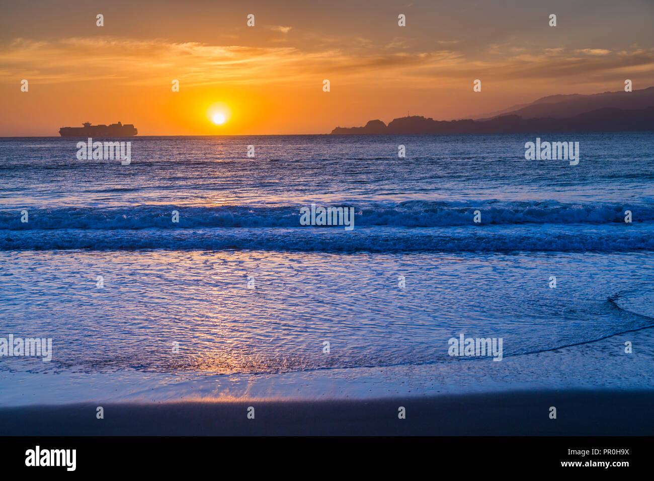 Sonnenuntergang von Baker Beach mit Blick auf den Pazifischen Ozean bei Dämmerung, South Bay, San Francisco, Kalifornien, Vereinigte Staaten von Amerika, Nordamerika Stockfoto