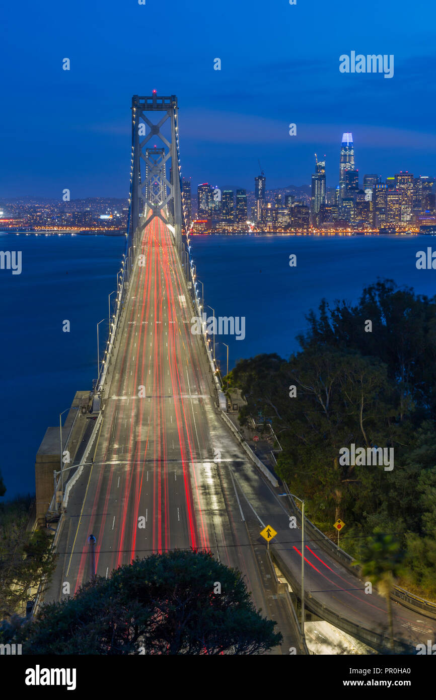 Blick auf die Skyline von San Francisco und Oakland Bay Bridge von Treasure Island bei Nacht, San Francisco, Kalifornien, Vereinigte Staaten von Amerika, Nordamerika Stockfoto