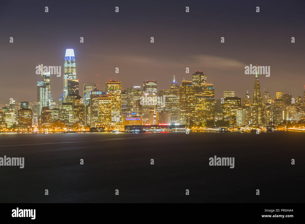 Blick auf San Francisco Skyline von Treasure Island bei Nacht, San Francisco, Kalifornien, Vereinigte Staaten von Amerika, Nordamerika Stockfoto