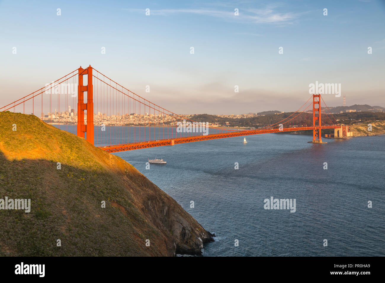 Blick auf die Golden Gate Bridge von der Golden Gate Bridge Vista Point bei Sonnenuntergang, South Bay, San Francisco, Kalifornien, Vereinigte Staaten von Amerika Stockfoto