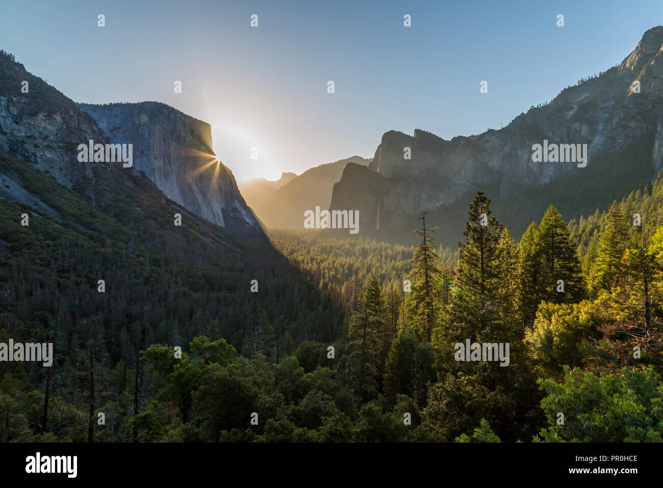Morgen Blick auf Sun peaking runde El Capitan, Yosemite Nationalpark, UNESCO-Weltkulturerbe, Kalifornien, Vereinigte Staaten von Amerika, Nordamerika Stockfoto
