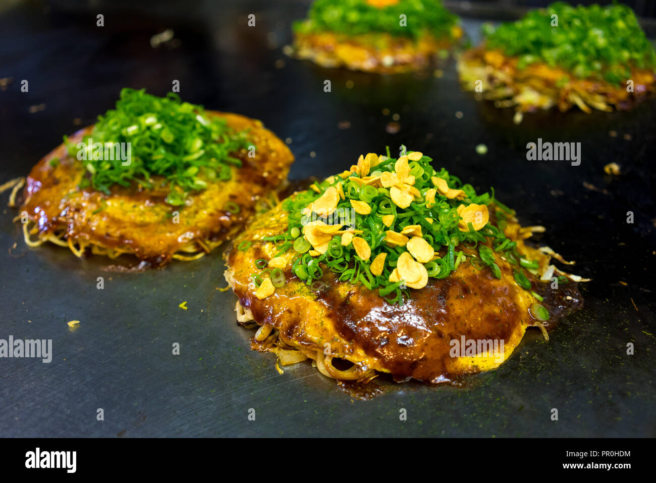 Okonomiyaki, Japanisches herzhafte Pfannkuchen, auf einer großen Bratpfanne in einem Restaurant, Hiroshima, Japan, Asien Stockfoto