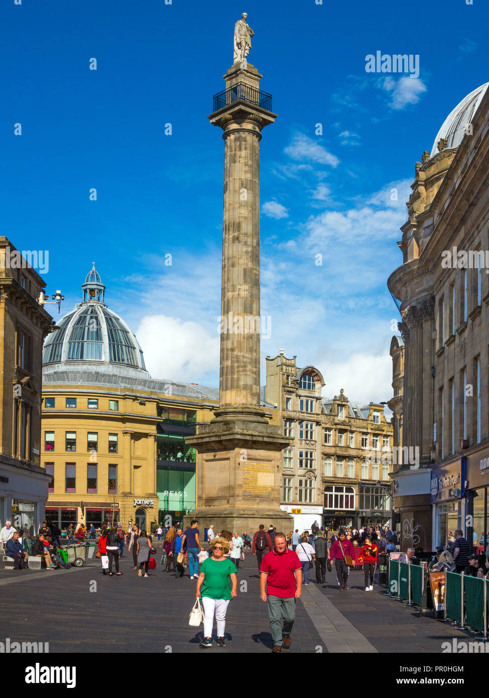 Gray's Monument, das an der Spitze der Grey Street in der Stadt Newcastle upon Tyne gebaut Earl Grey mit Käufern und Touristen zu gedenken. Stockfoto