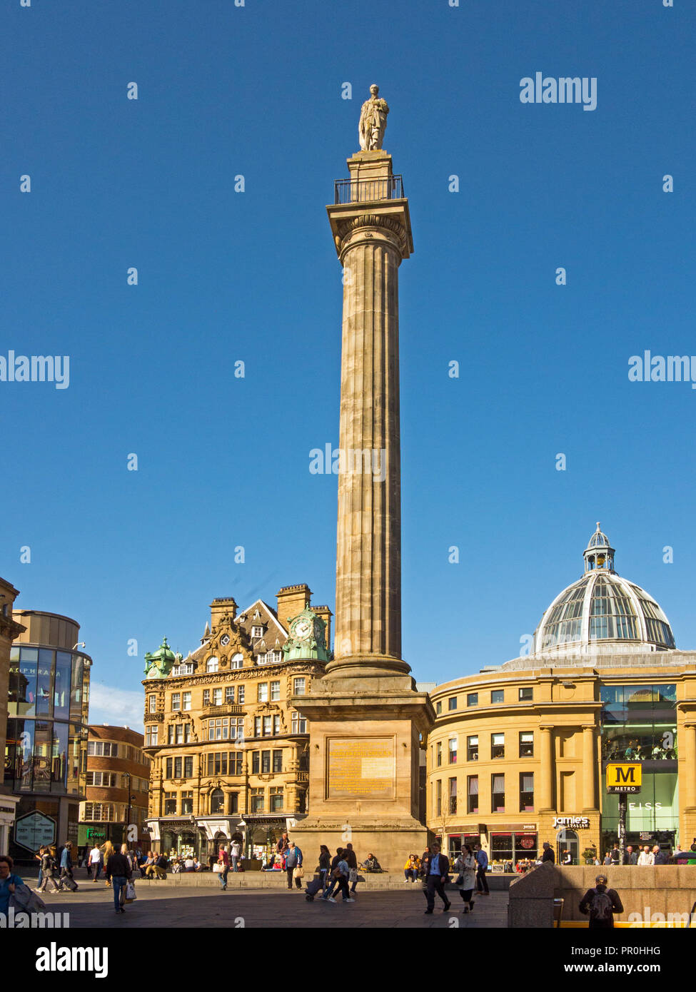 Gray's Monument, das an der Spitze der Grey Street in der Stadt Newcastle upon Tyne gebaut Earl Grey mit Käufern und Touristen zu gedenken. Stockfoto