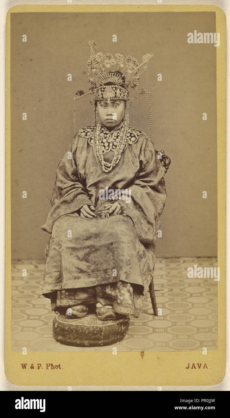 Javanisch Frau das Tragen eines kunstvollen Kopfschmuck, sitzt; Woodbury & Seite, Britischen, Aktiv, 1857-1908, 1870; Eiklar silber Drucken Stockfoto