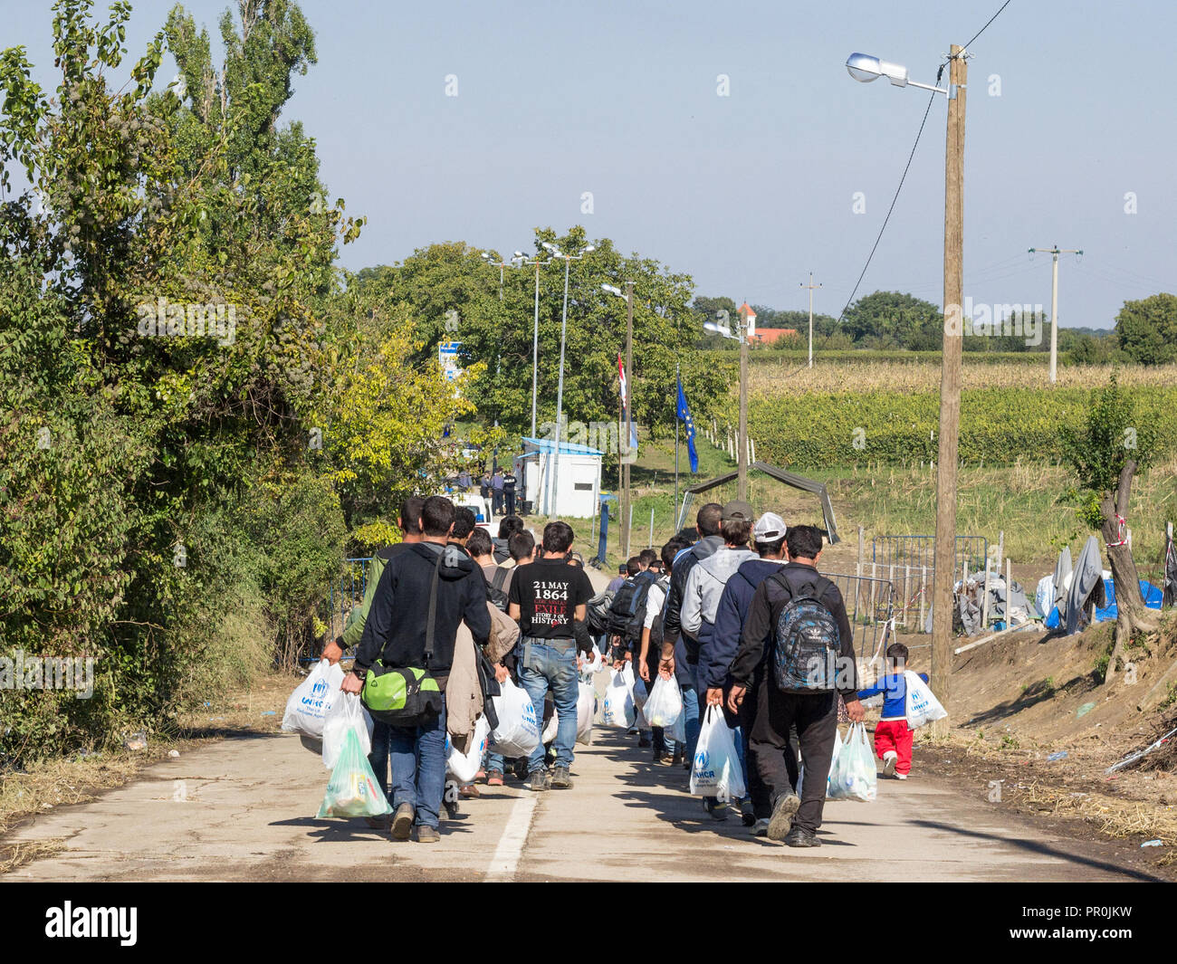 BERKASOVO, Serbien - OKTOBER 3, 2015: Flüchtlinge auf dem Weg zur kroatischen Grenzübergang Kroatien Serbien Grenze, zwischen den Städten Bapska Stockfoto