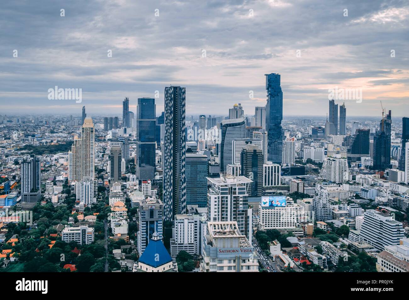 Ansicht der CBD in Bangkok, Thailand, vom Mond Bar in der Sathorn Bezirk Stockfoto