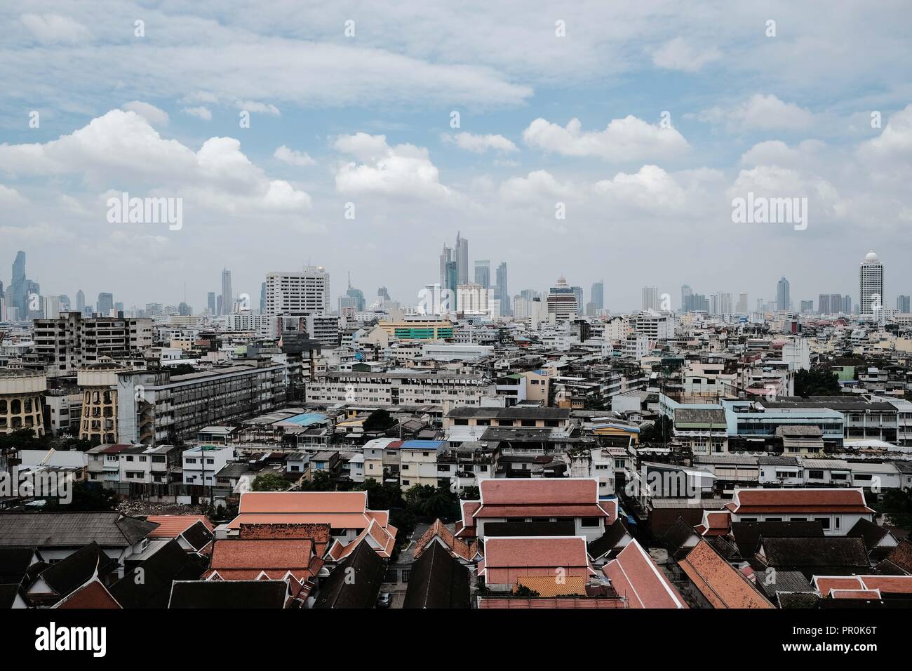 Blick auf die Skyline von Bangkok aus dem Golden Mount Temple Stockfoto