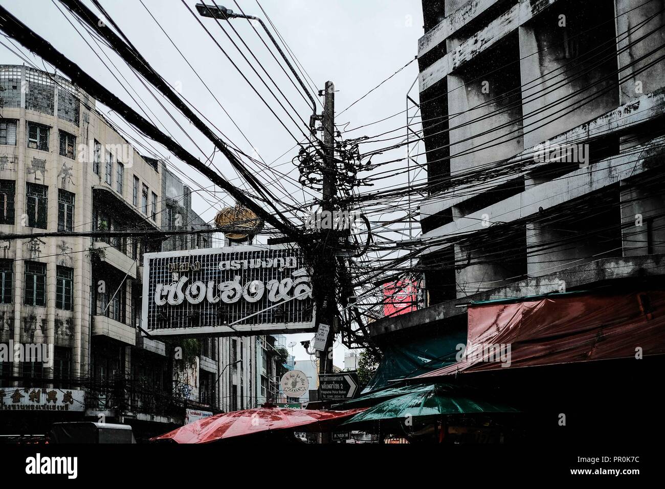 Elektrische Leitungen in Bangkok, Thailand Stockfoto