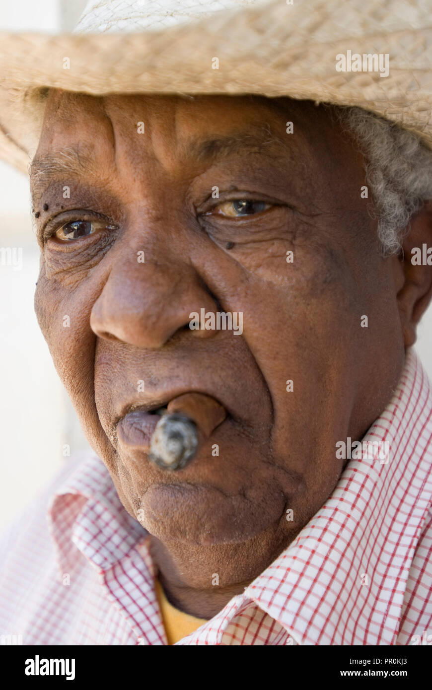 Nahaufnahme, Porträt eines alten kubanischen Karibik Mann rauchen Zigarre in La Habana Kuba Stockfoto