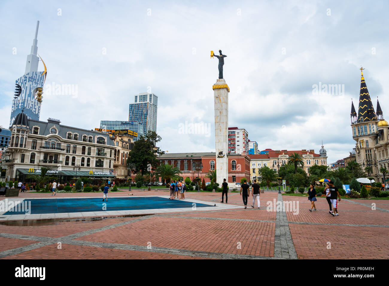 Batumi, Georgien - August 2018: Batumi Stadtzentrum Platz Europa City scape. Batumi ist die zweitgrößte Stadt in Georgia und ein beliebter Ferienort. Stockfoto