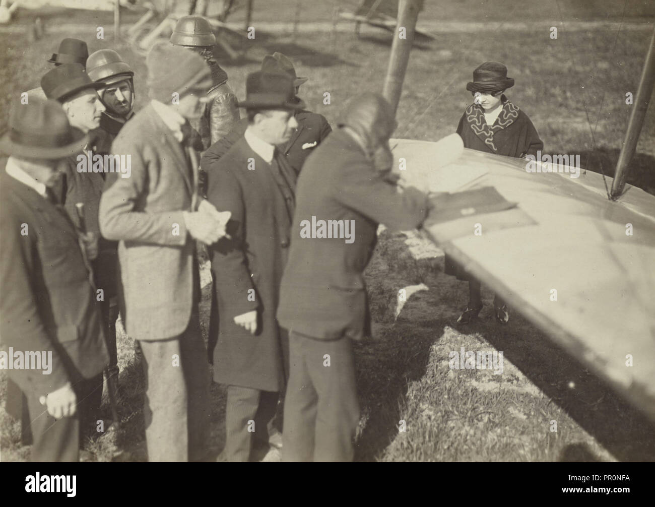 Gruppe um den Rand von einem Flügel einer Caproni Ca. 3, Flugzeug, Fédèle Albert, Italienisch, 1895 - 1930, Italien; ca. 1916 - 1919 Stockfoto