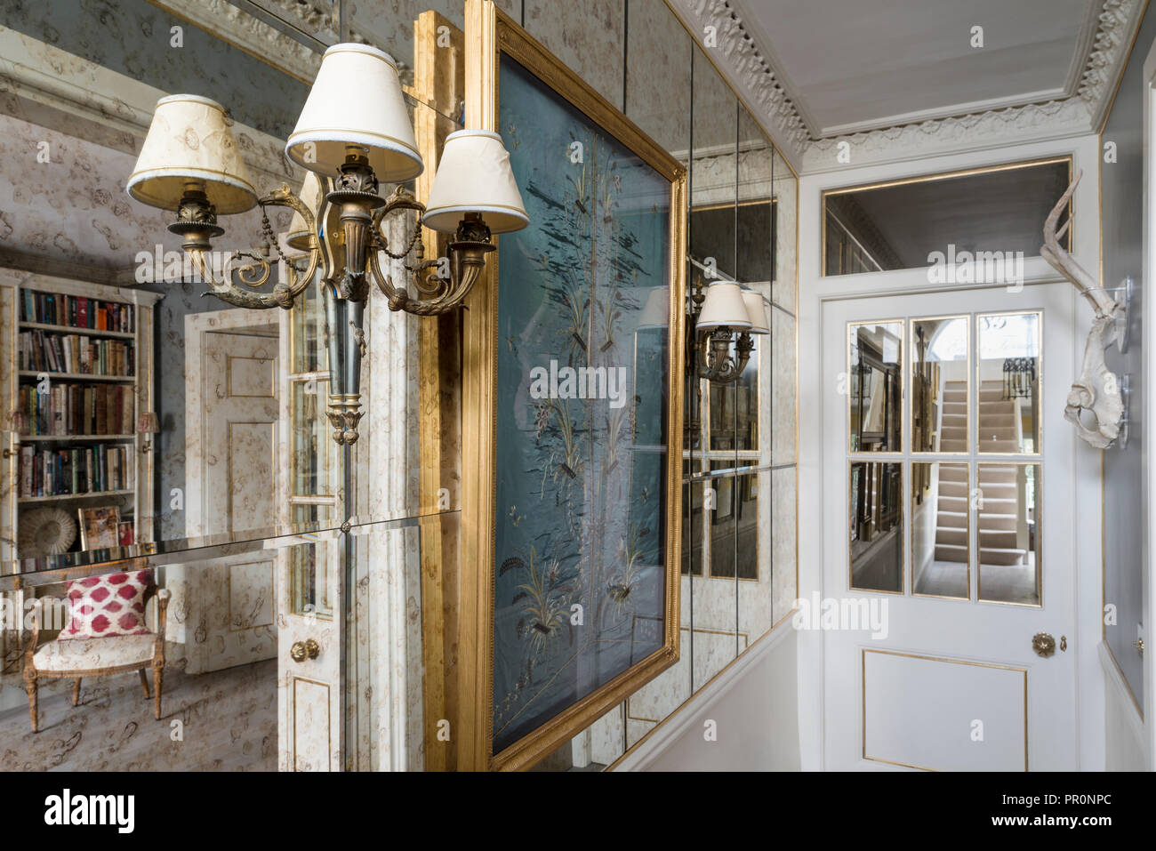 Goldgerahmten Kunst in gespiegelten Flur von London home Stockfoto