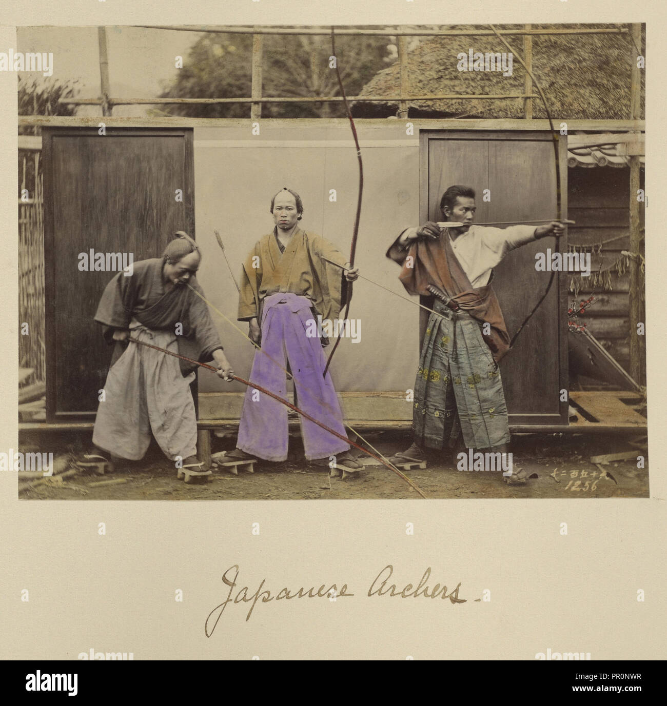 Japanische Bogenschützen, Shinichi Suzuki, Japanisch, 1835 - 1919, Japan; ca. 1873 - 1883; Hand - farbige Eiweiß silber Drucken Stockfoto