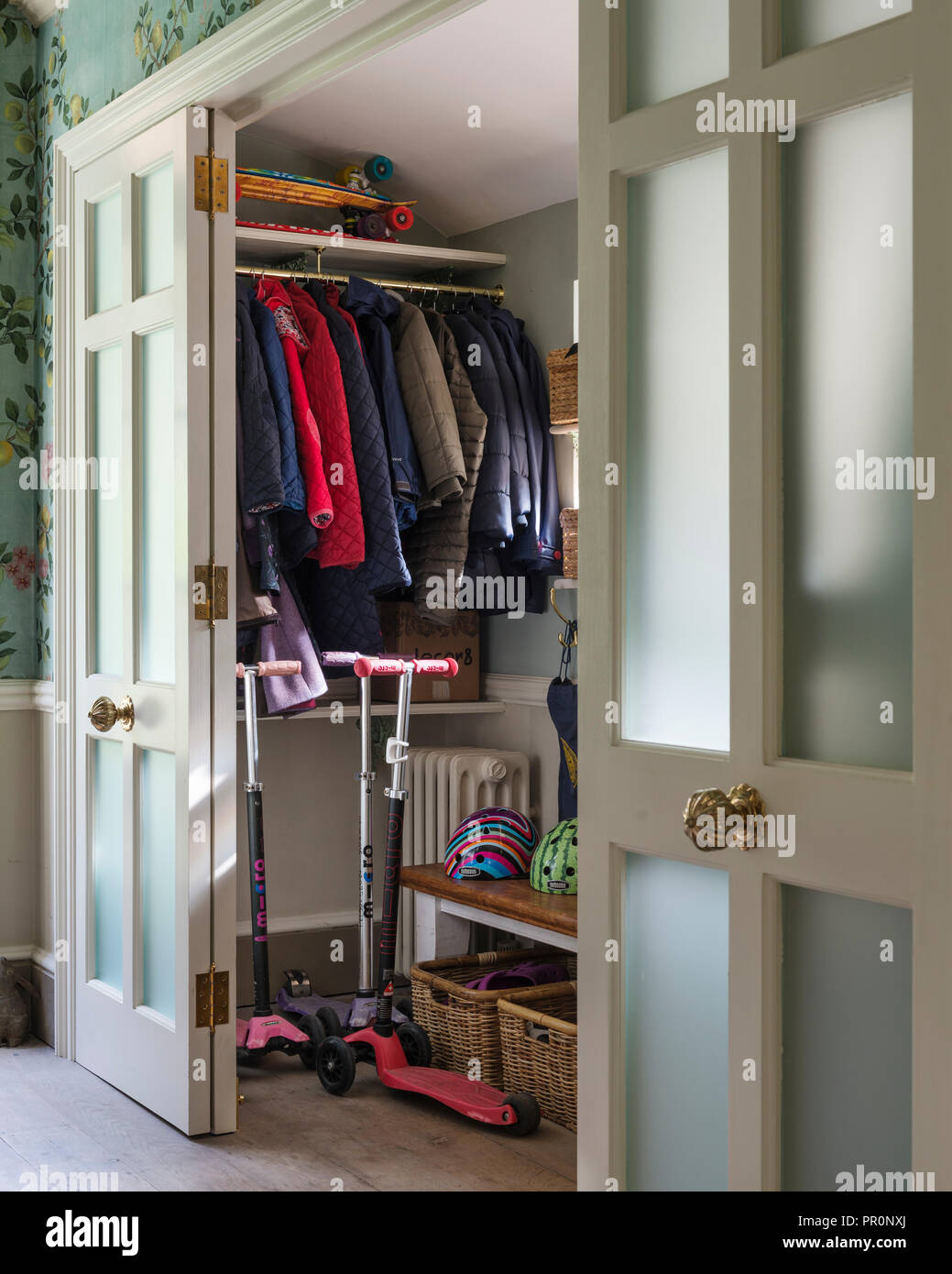 Mäntel und Spielzeug in der Garderobe von London home Stockfoto