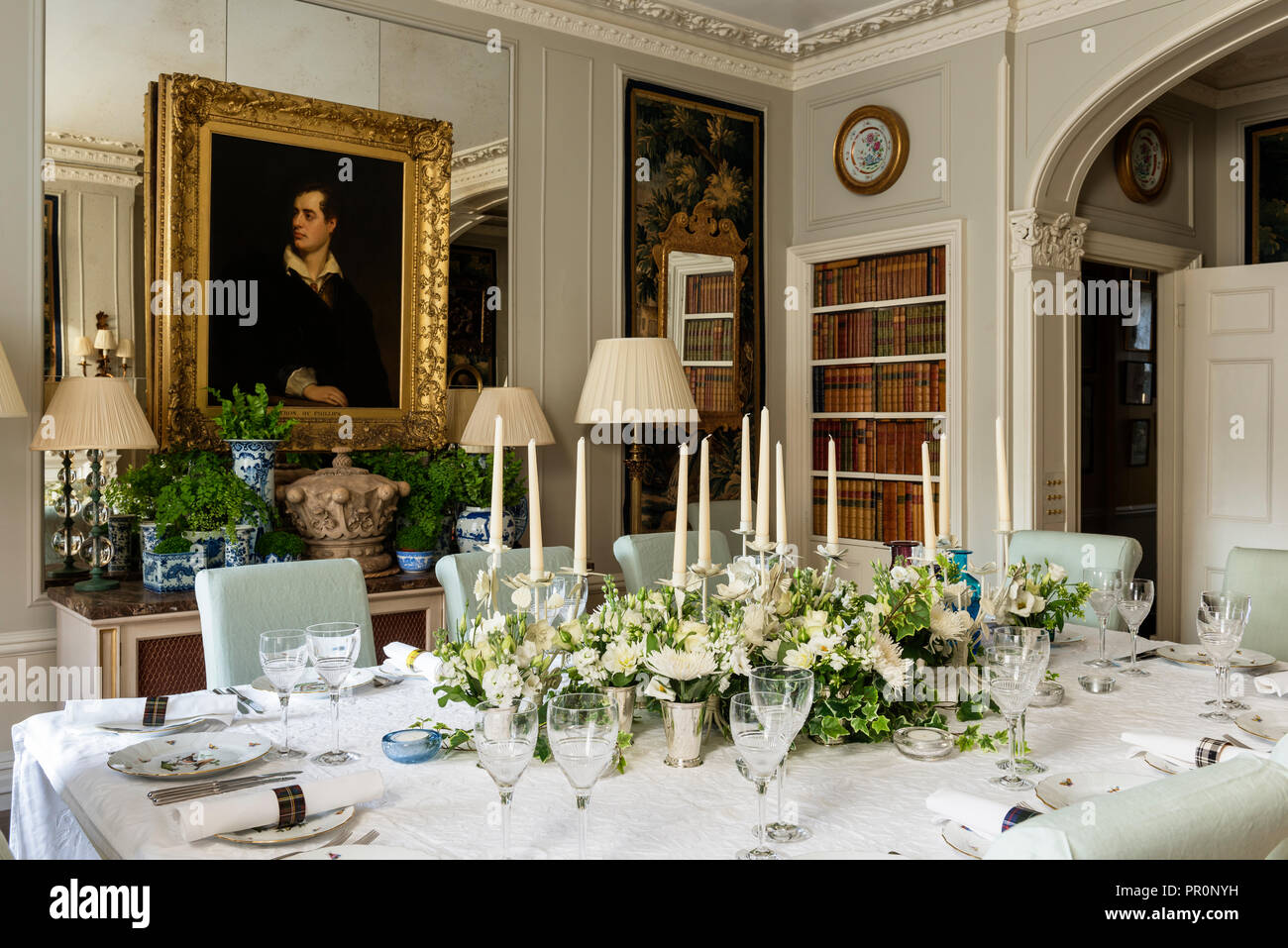 Platz Esstisch Mit Goldgerahmten Ol Malerei Creme Lampen Und Bucherregal Stockfotografie Alamy
