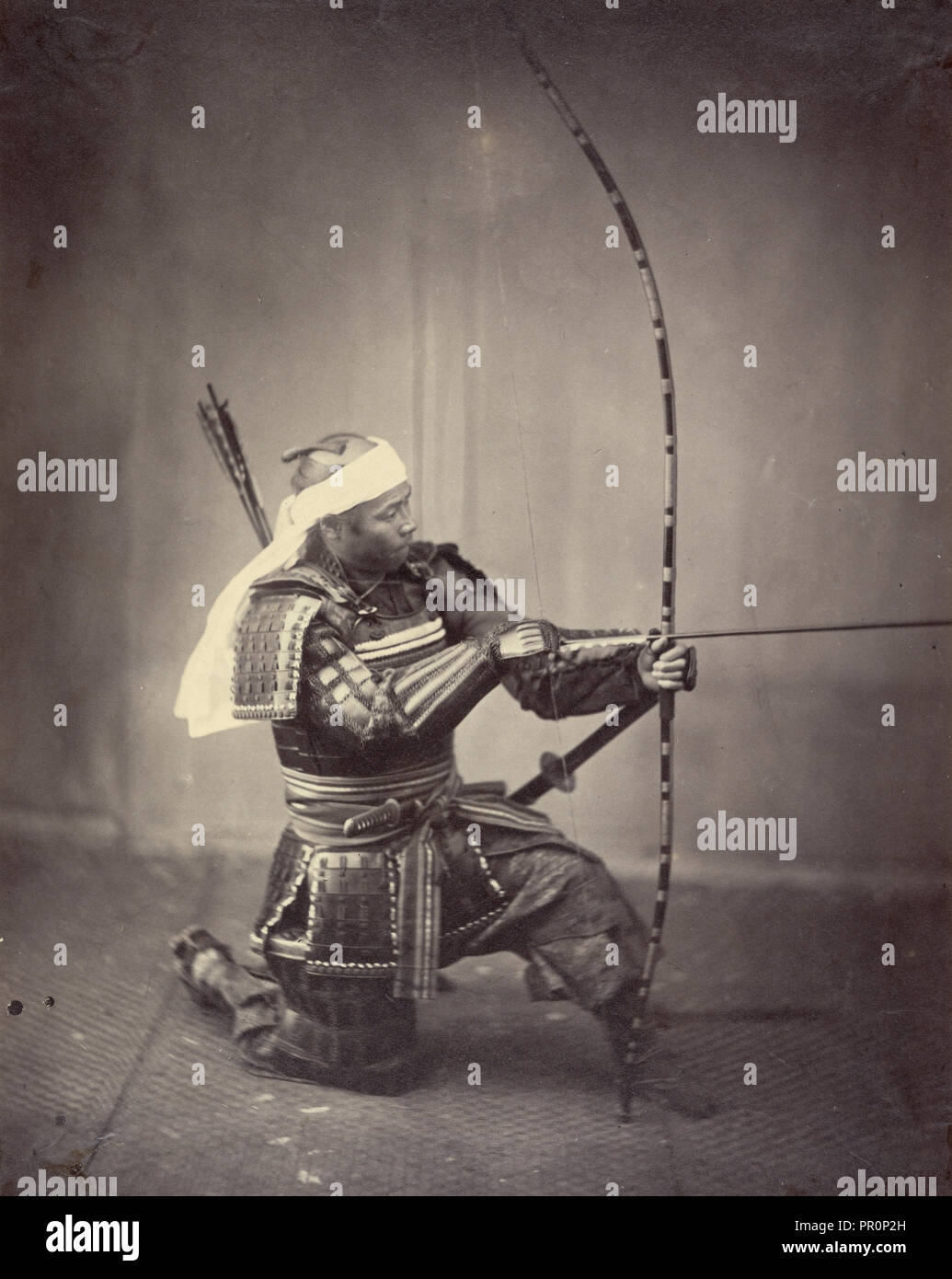 Samurai mit langen Bogen; Felice Beato, 1832 - 1909, Japan; 1863; Eiklar silber Drucken Stockfoto