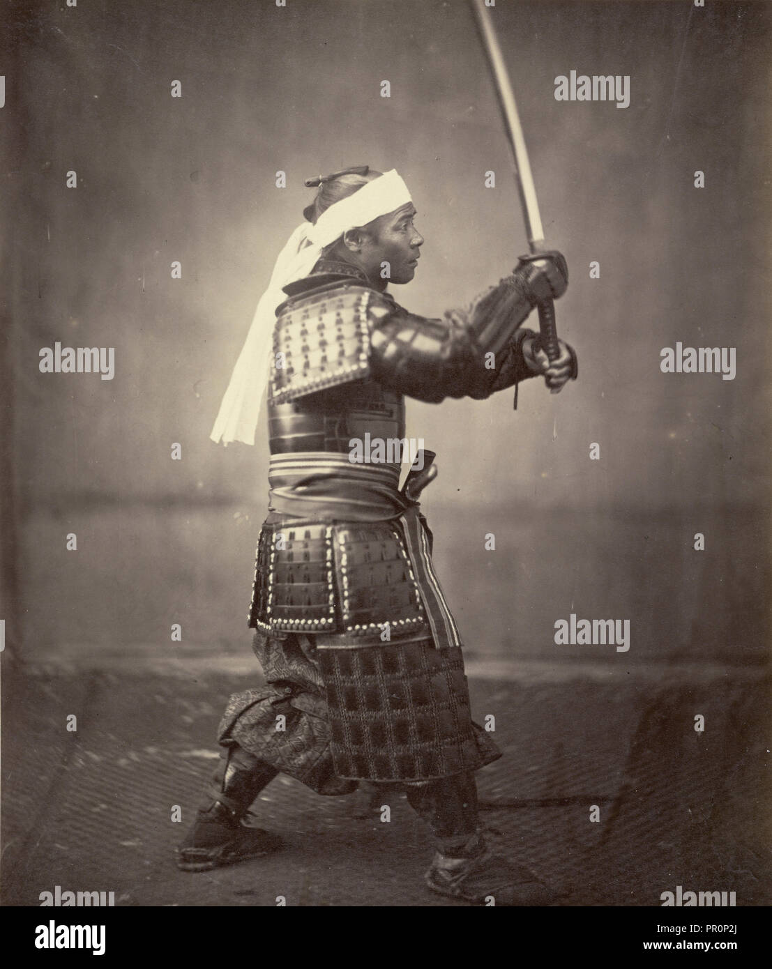 Samurai mit erhobenem Schwert; Felice Beato, 1832 - 1909, Japan; 1863; Eiklar silber Drucken Stockfoto