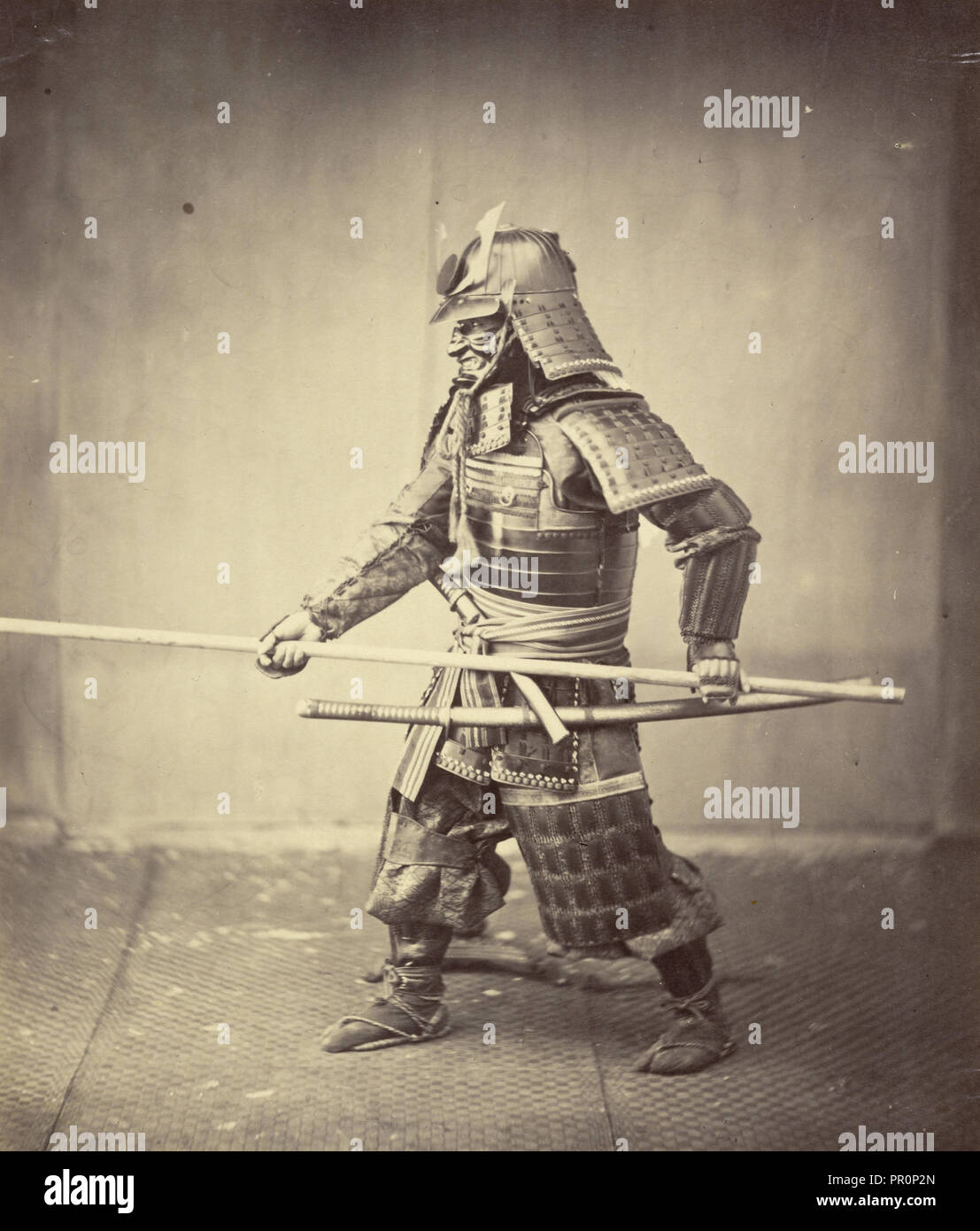 Samurai mit Ritterspielen Pole; Felice Beato, 1832 - 1909, Japan; 1863 - 1868; Eiklar silber Drucken Stockfoto