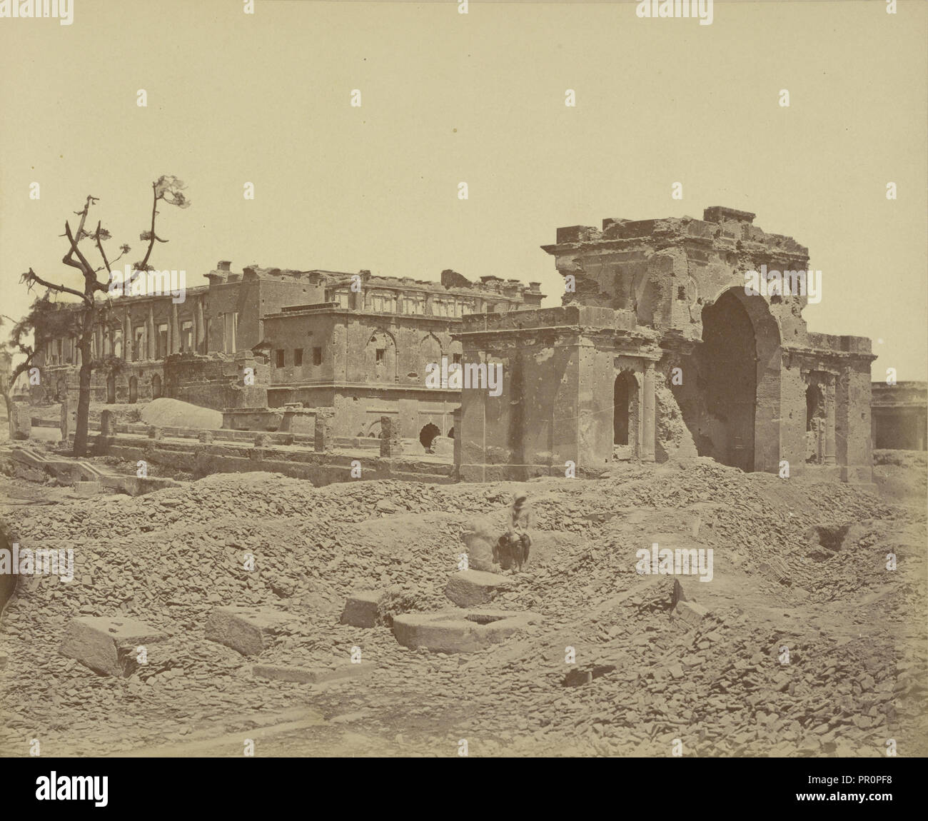 Gateway und Festsaal, Lucknow; Felice Beato, 1832-1909, Lucknow, Uttar Pradesh, Indien; April 1858 Stockfoto