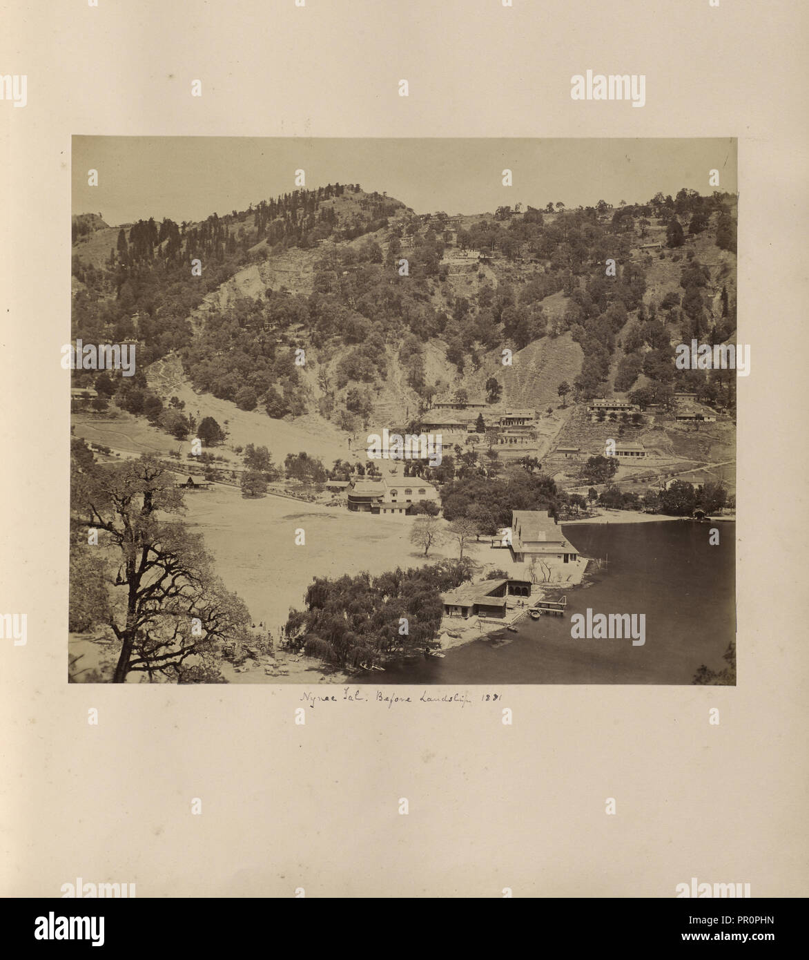 Nynee Tal, vor dem Bergsturz, 1881; Nainital, Indien; 1881; Eiklar silber Drucken Stockfoto