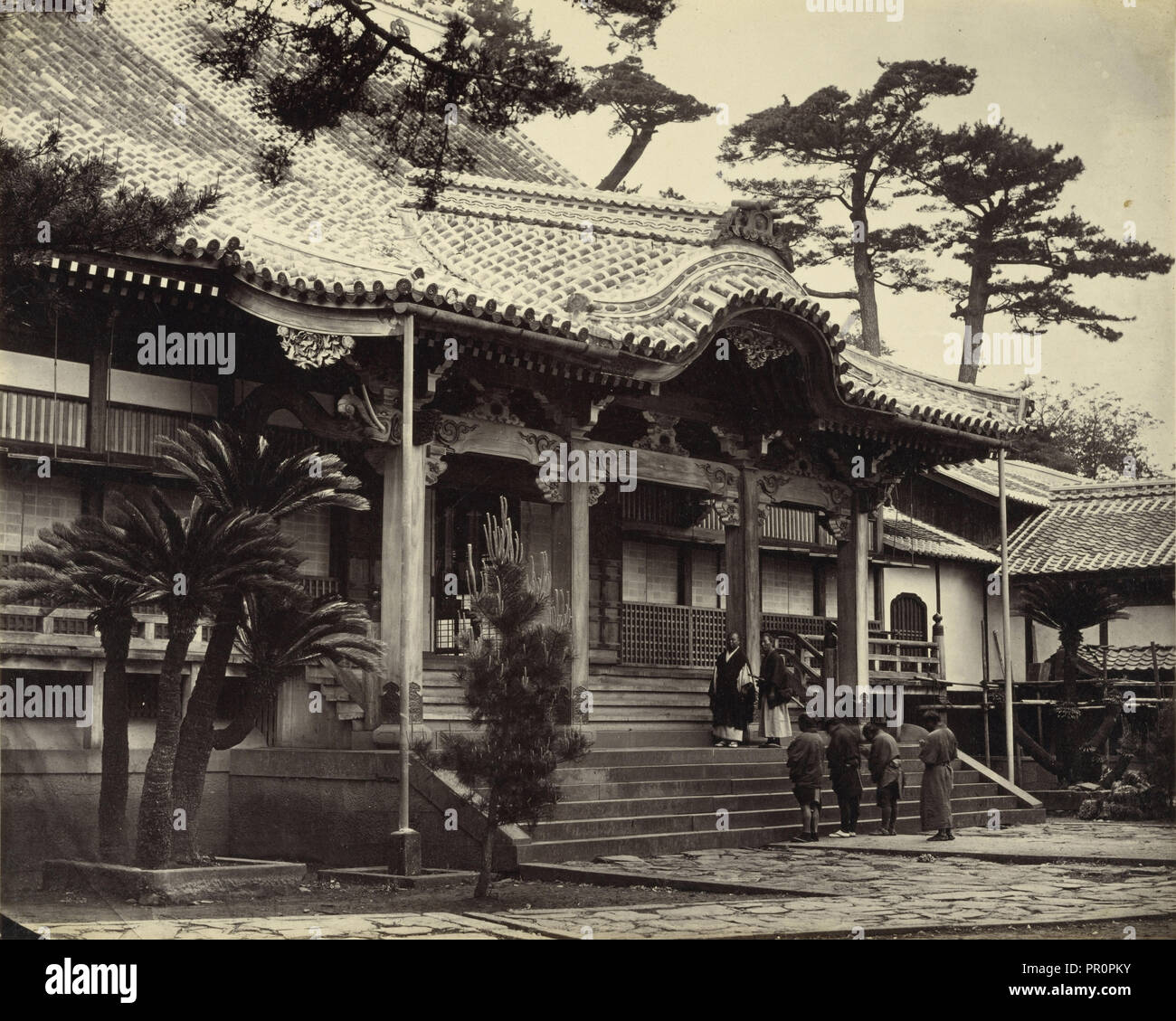 Die Haupthalle an Daionji Tempel, Nagasaki; Felice Beato, 1832-1909, Nagasaki, Japan; 1865; Eiklar Stockfoto