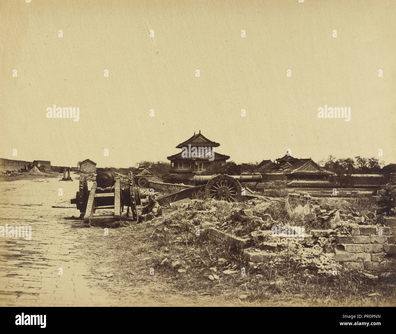 Oben auf der Mauer von Peking mit der chinesischen Waffen gegen unsere Batterien, 14. Oktober 1860; Felice Beato Stockfoto