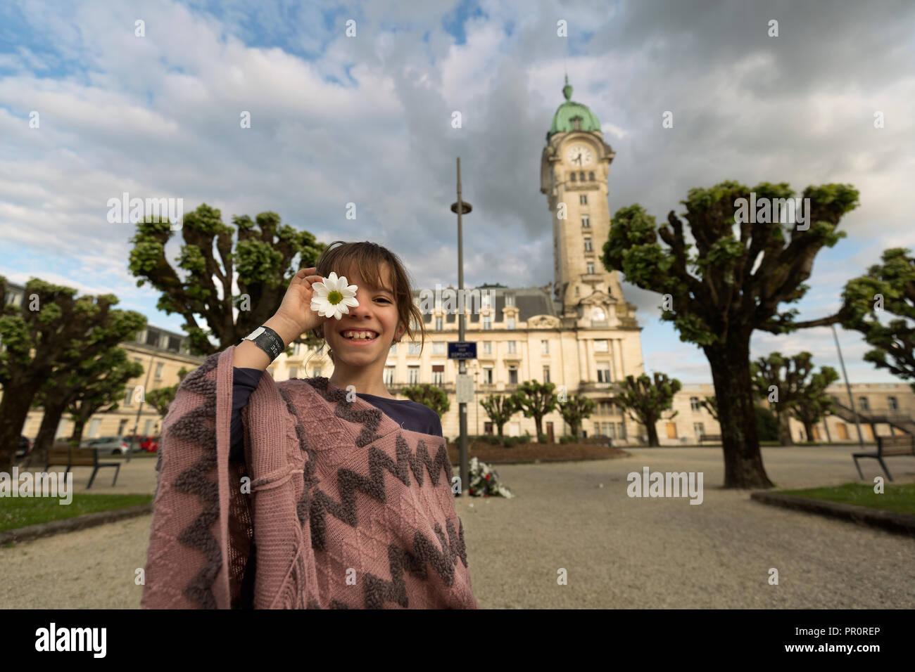 Der 11-jährige spanische Mädchen vor der Limoges in Frankreich. Stockfoto