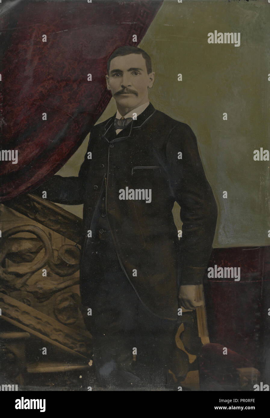 Porträt des Menschen ; Vereinigte Staaten ; 1860s - 1880s; Hand - farbige Tintype; Blatt: 35,9 x 25,4 cm, 14 1,8 x 10 in Stockfoto