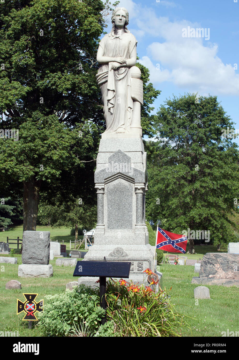 Das Grab der verheirateten Giants in Sevilla, Ohio, ehrt Martin und Anna Bates, das höchste verheiratete Paar der Welt, auf dem Mound Hill Cemetery. Stockfoto
