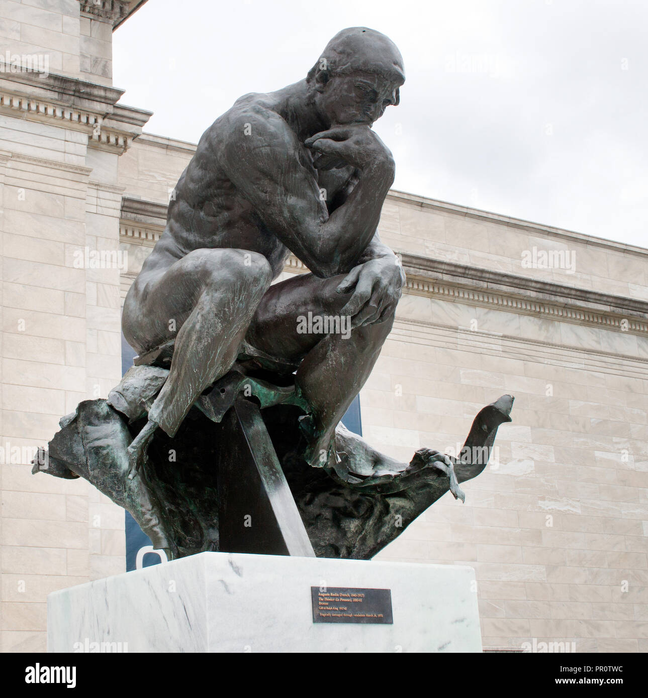 Die durch Bombenanschläge beschädigte Thinker-Statue in Cleveland, Ohio, ist ein widerstandsfähiges Symbol für Kunst und Ausdauer. Stockfoto
