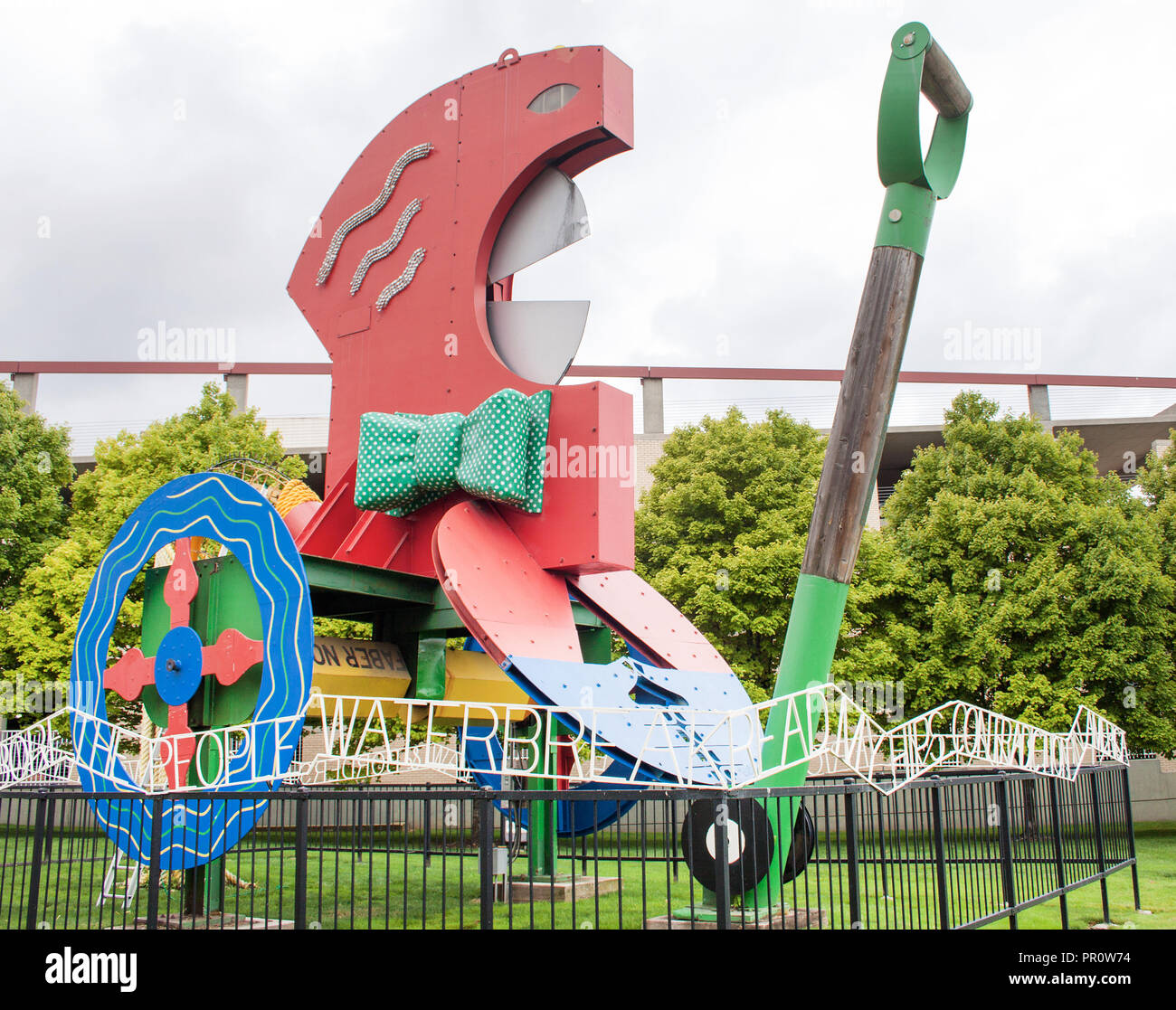 The Political: A Toy von Billie Lawless, eine 42 Meter lange kinetische Skulptur an der Cleveland State University, satirisiert den politischen Diskurs Stockfoto