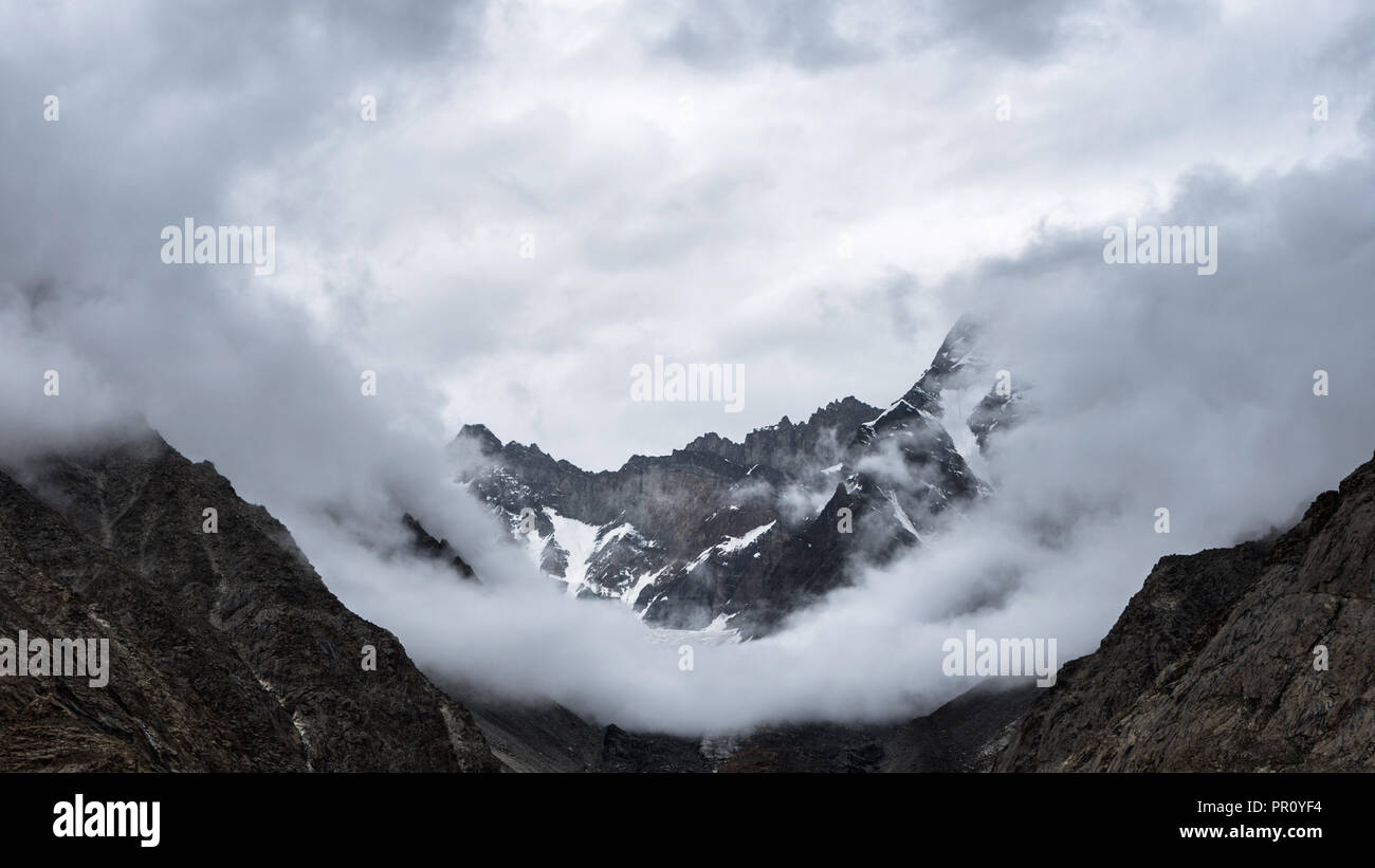 Bergrücken erscheinen hinter Wolken, Baltoro Galcier, Karakorum, Pakistan Stockfoto