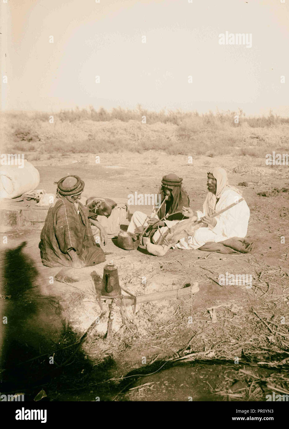 Bedouin Musiker 1900, die Beduinen sind eine Gruppierung von nomadisierenden arabischen Völker, die historisch die Wüstenregionen bewohnt haben Stockfoto