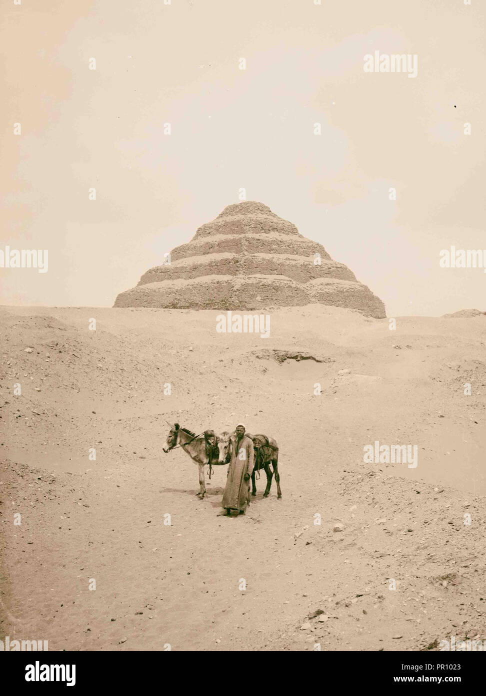 Ägyptische Ansichten; die Pyramiden von Gizeh. In der Nähe der Stufenpyramide. 1900, Ägypten, Jīzah, Trang Stockfoto