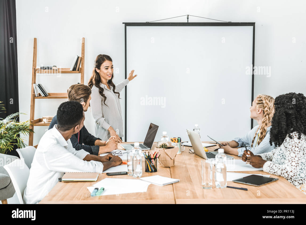 Jungen asiatischen Geschäftsfrau auf Leinwand während der Präsentation im  Büro Stockfotografie - Alamy