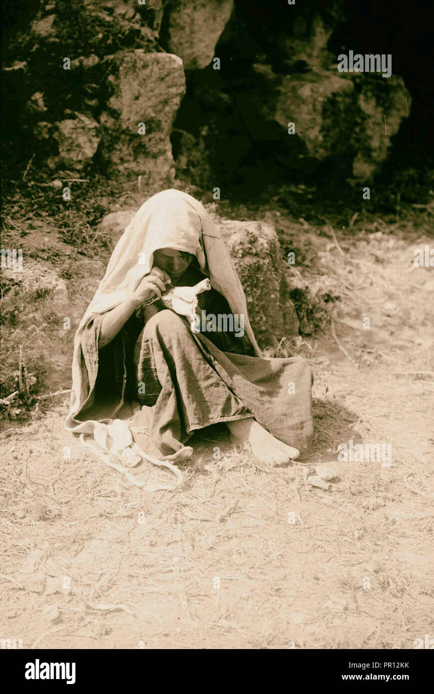Bauernmädchen sticken. 1900, im Nahen Osten, Israel und/oder Palästina Stockfoto