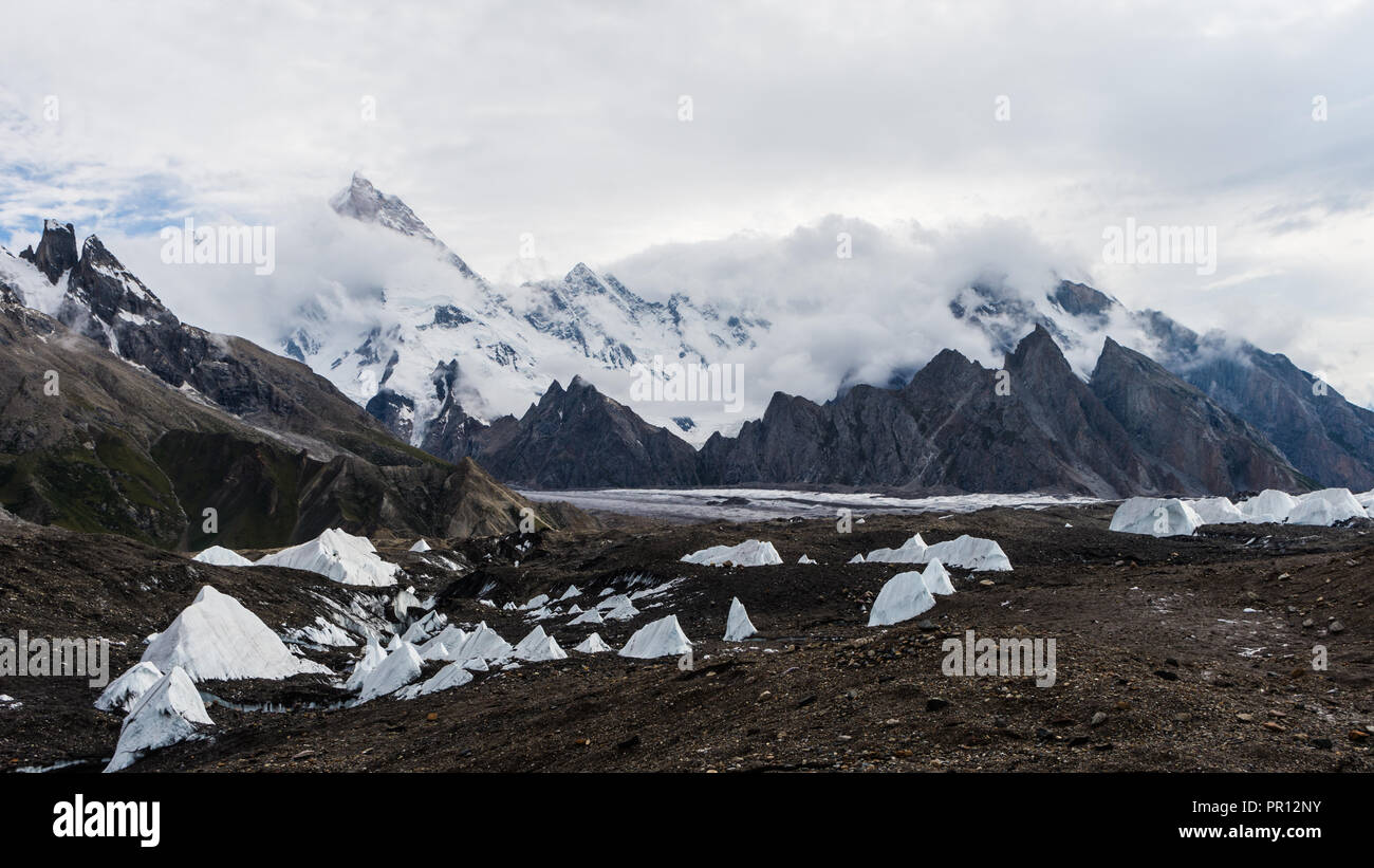 Masherbrum (K1), Mandu Peak und Urdukas Peak erscheint hinter Wolken, Baltoro Galcier, Goro II Campingplatz, Karakorum, Pakistan Stockfoto