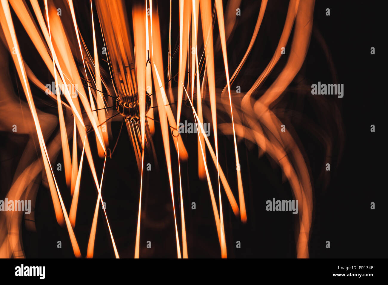 Tungsten Glühwendel in dunklen, Makro Foto mit selektiven Fokus und seichte DOF glühende Stockfoto