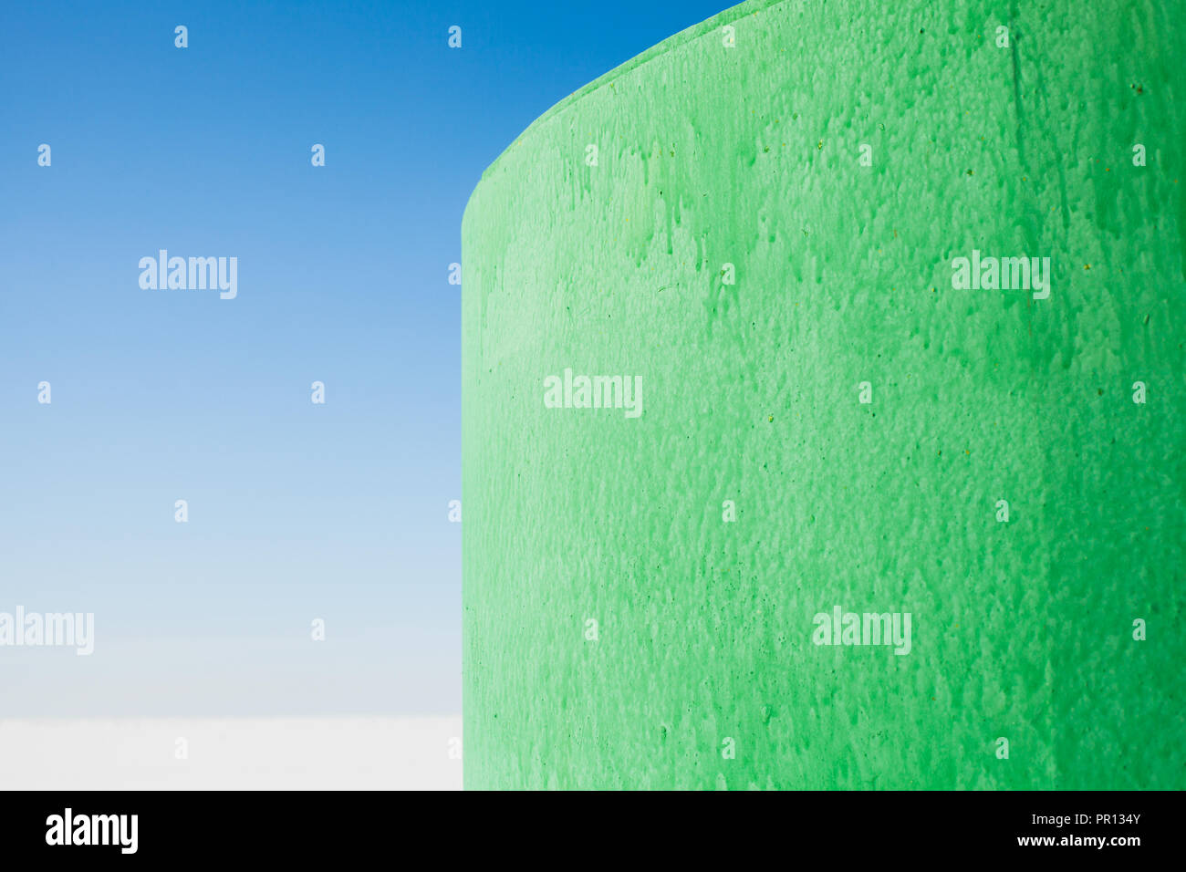 Grün metall Industrie tank Fragment über blauen Himmel Stockfoto