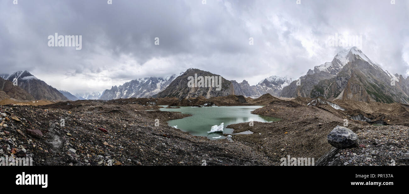 Einen kleinen Gletschersee am Baltoro Gletscher neben Urdukas Peak und Masherbrum, Karakorum, Pakistan Stockfoto