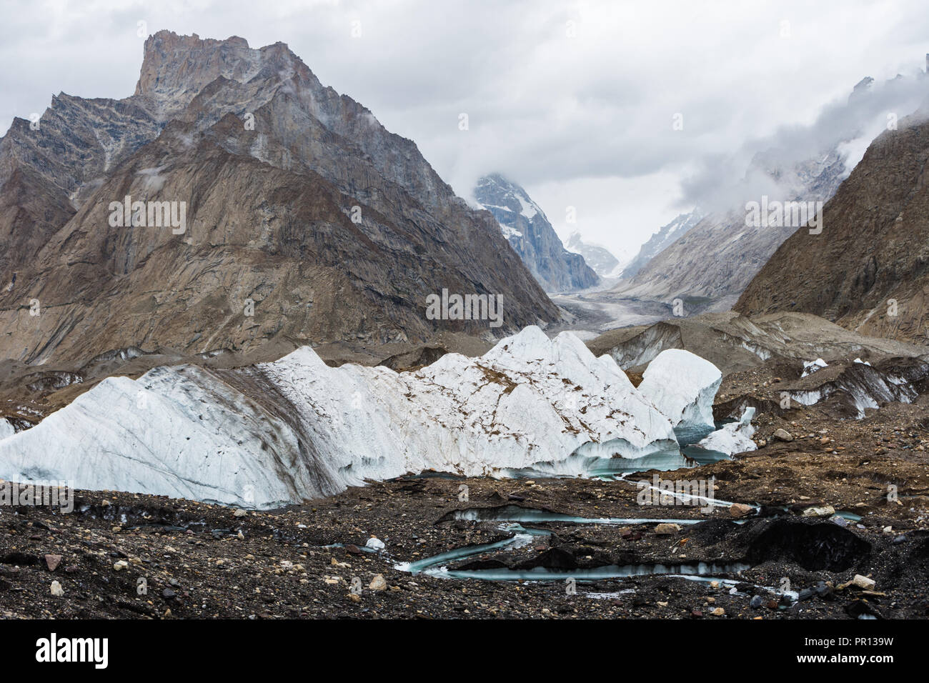 Liligo Gletscher von Baltoro Gletscher auf dem Weg nach Goro II Campingplatz, Karakorum, Pakistan Stockfoto