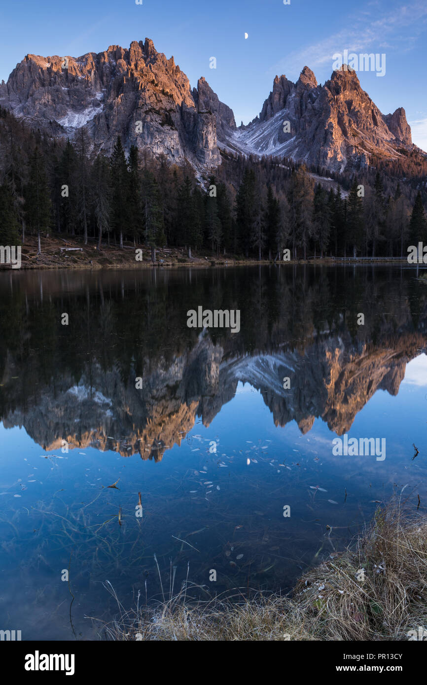 Reflexion des Mount Cadini di Misurina in Lago Antorno mit Mond Stockfoto