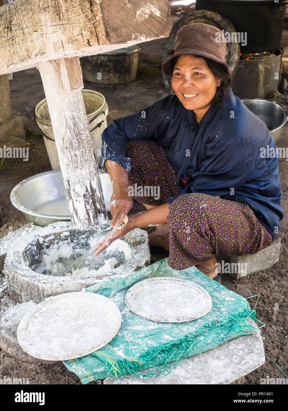 Frau mit einem großen Holz- drücken Sie Teig für Nudeln, Dorf in der Nähe von Siem Reap, Kambodscha, Indochina, Südostasien, Asien Stockfoto