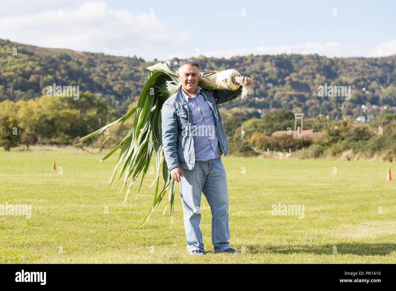 Paul Rochester von Graf Durham mit seinen Weltrekord Riese Porree mit einem Gewicht von 10,7 kg gegen seinen alten Weltrekord von 0.1Kg bei der CANNA UK National riesigen Gemüse Meisterschaft als Teil der Malvern Herbst zeigen, an der drei Grafschaften Showground, Malvern. Stockfoto