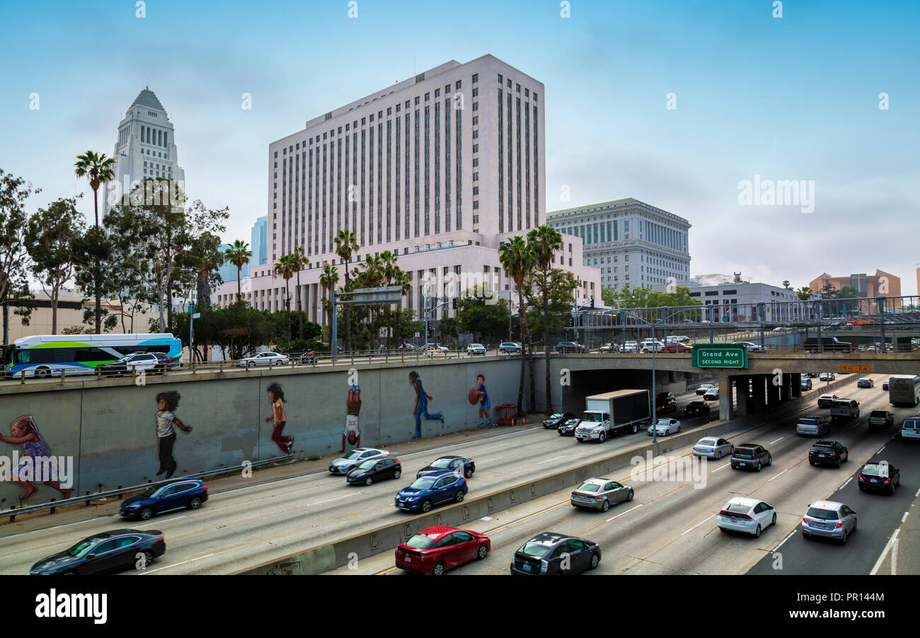 Los Angeles City Hall und Autobahn, in die Innenstadt von Los Angeles, Kalifornien, Vereinigte Staaten von Amerika, Nordamerika Stockfoto